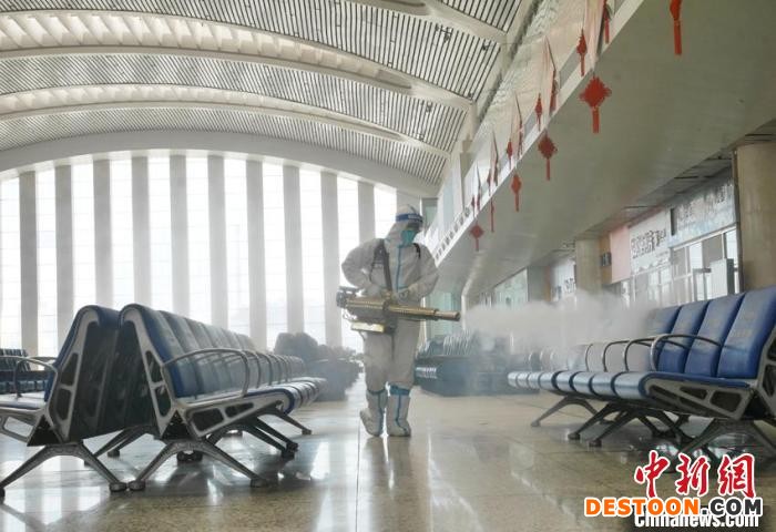 消防员正在对吉林火车站进行消杀。 石洪宇 摄