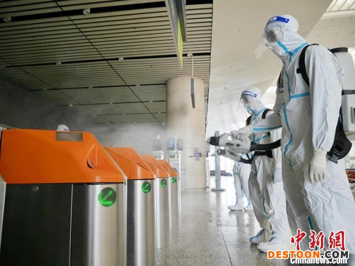 消防员正在进行消杀，为恢复列车运行做准备。 石洪宇 摄