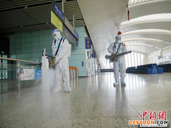 消防员正在对吉林火车站进行消杀。 石洪宇 摄