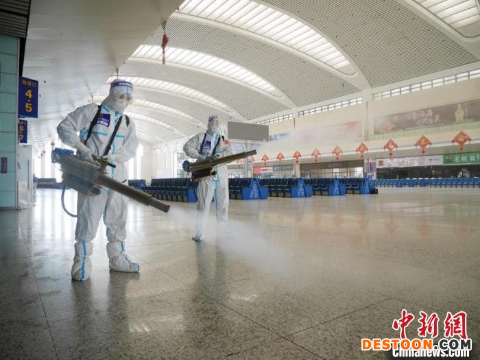 消防员正在进行消杀，为恢复列车运行做准备。 石洪宇 摄