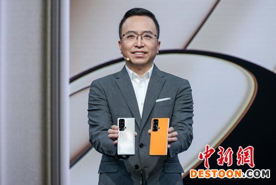 荣耀CEO赵明展示荣耀Magic V手机。供图