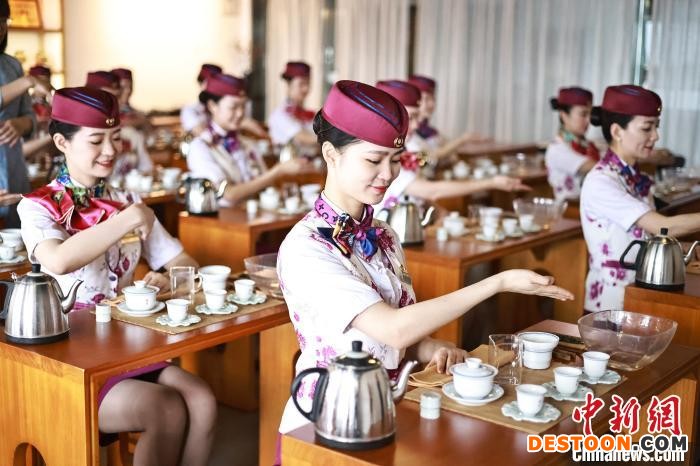 动车乘务员进行茶艺培训。 苏志刚 摄