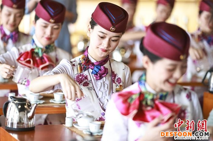 动车乘务员进行茶艺培训。 苏志刚 摄