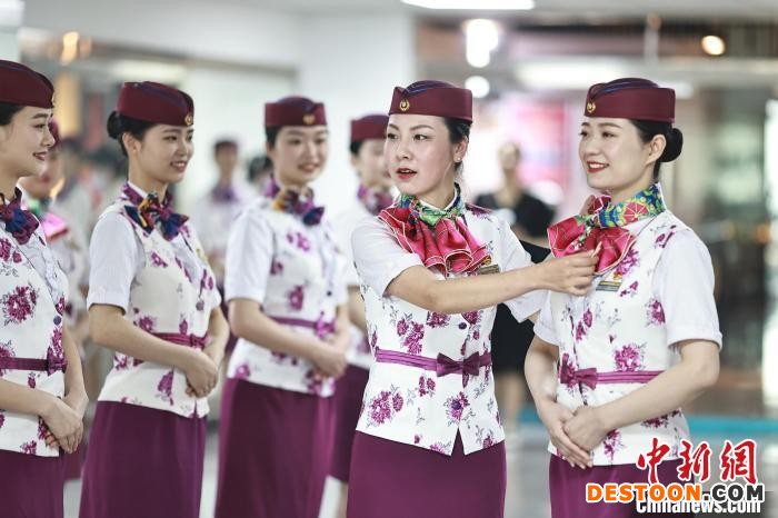 动车乘务员进行礼仪培训。 苏志刚 摄