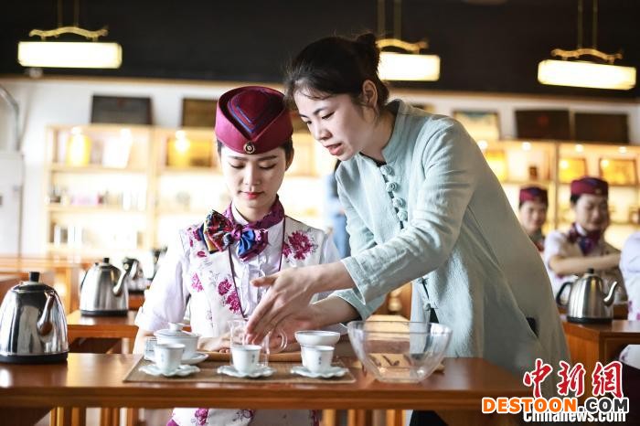 动车乘务员进行茶艺培训。 苏志刚 摄