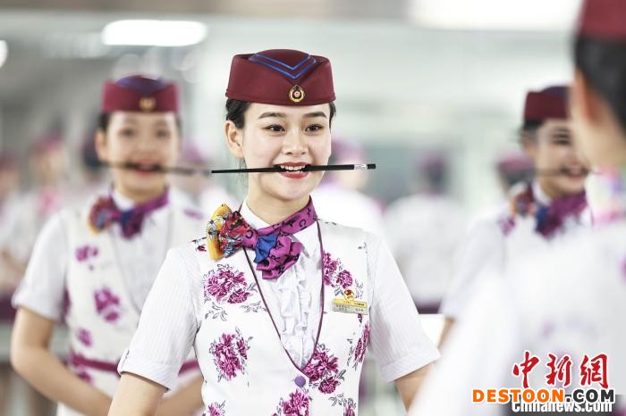 动车乘务员进行礼仪培训。 苏志刚 摄