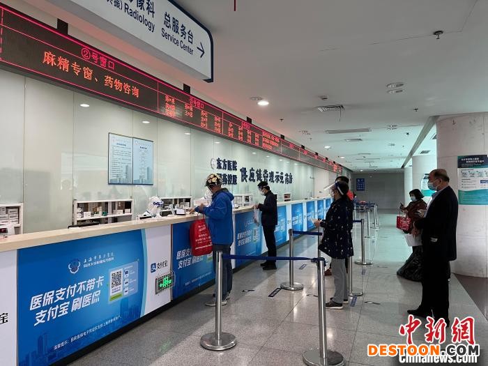 东方医院门诊前置，在预检台设立专人服务窗口指引，同步提供专窗挂号收费、专用诊台、专窗取药。 上海市东方医院供图