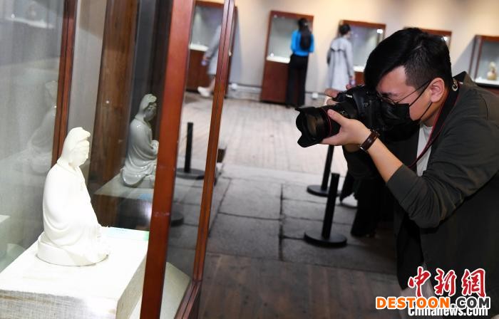 中国工艺美术大师赖礼同参展陶瓷雕塑作品《披坐观音》吸引观众。 记者刘可耕 摄