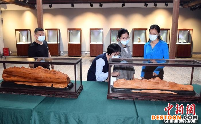 中国工艺美术大师郑春辉参展木雕作品《山乡新貌》等吸引观众观看。 记者刘可耕 摄