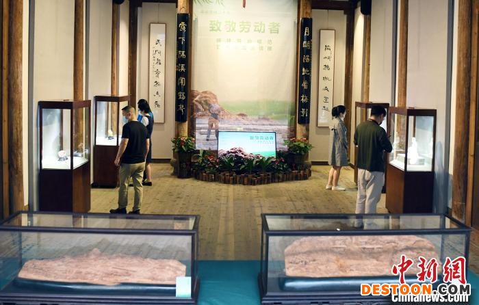 福建劳动模范艺术作品邀请展开展致敬劳动者