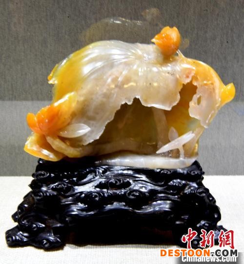 中国工艺美术大师陈礼忠参展的石雕作品《荷韵幽香》吸睛。 记者刘可耕 摄
