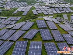 航拍江西芦溪乡村光伏电板 似铠甲覆盖山坡场面壮观