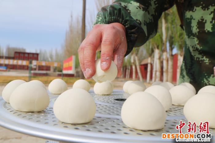 图为炊事员在野战现场制作食物。 刘晓桐 摄