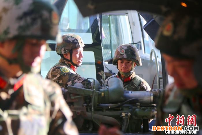 图为官兵之间相互帮带提高能力素质。 王凌峰 摄