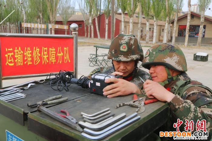 图为难点问题共同探讨。 刘晓桐 摄