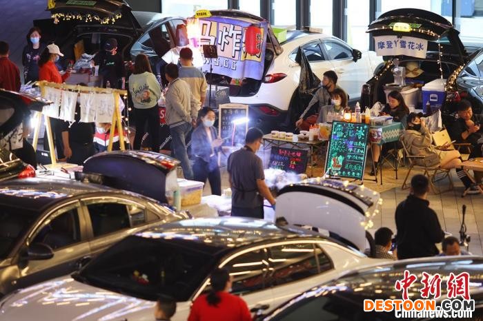 后备箱集市“抢当”夜市主角。 泱波 摄