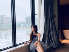 赵露思穿格纹裙露香肩美腿 笑容温柔迷人