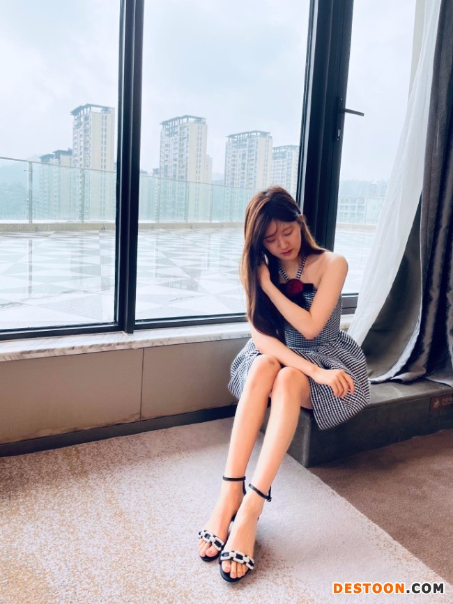 赵露思穿格纹裙露香肩美腿 笑容温柔迷人