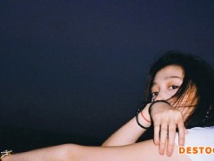 关晓彤晒胶片夜景照 耸肩回眸眼神撩人
