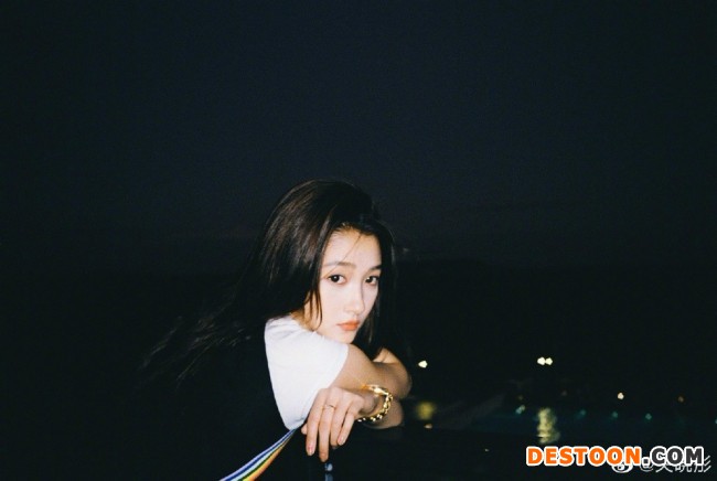 关晓彤晒胶片夜景照 耸肩回眸眼神撩人