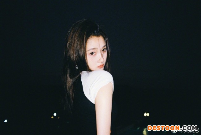 关晓彤晒胶片夜景照 耸肩回眸眼神撩人