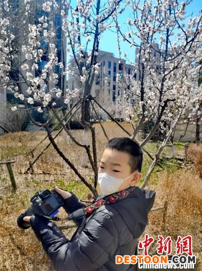祖胥童在寻找拍摄素材。 受访者供图