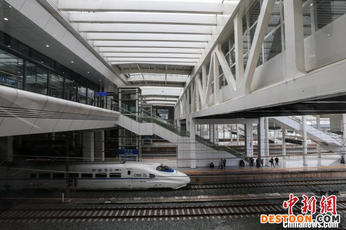 庐山站扩建改造工程是全国首例采用高落差瀑布式大型双曲面外幕墙施工的站房工程。 张学东 摄