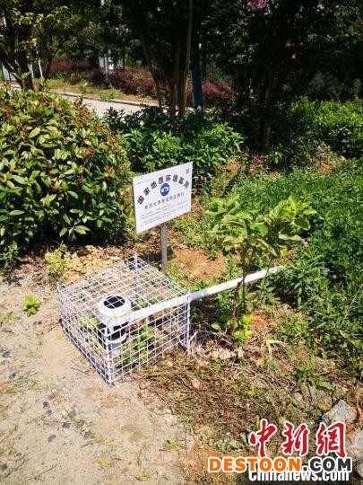 技术人员因地制宜为灾害监测点安装了多种智能化监测设备，组成地灾监测系统的“三头六臂”。 中国航天科工集团三院 供图