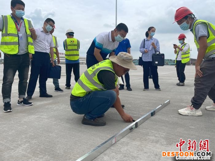 图为行业验收小组现场检查 何旭峰 摄