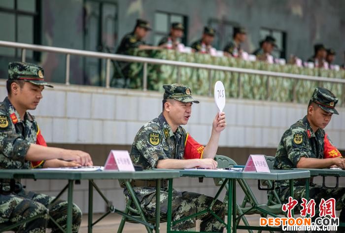 图为评判人员现场打分亮分。 孙立志 摄