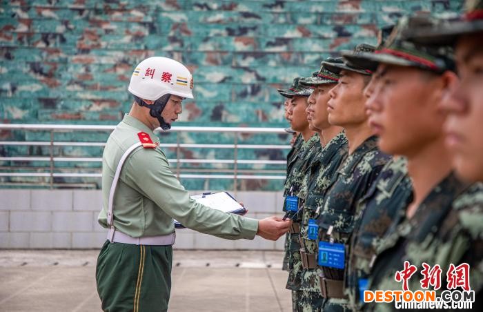 图为纠察正在对新训官兵军容风纪进行检查。 孙立志 摄