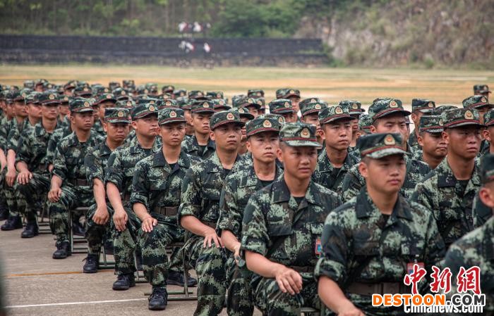 图为会操场外，新训官兵认真观摩。 孙立志 摄