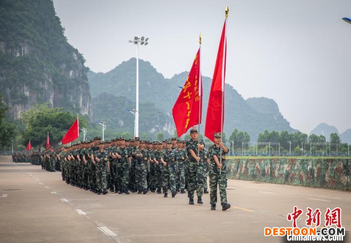 图为新训官兵斗志昂扬，正前往会操场。 孙立志 摄