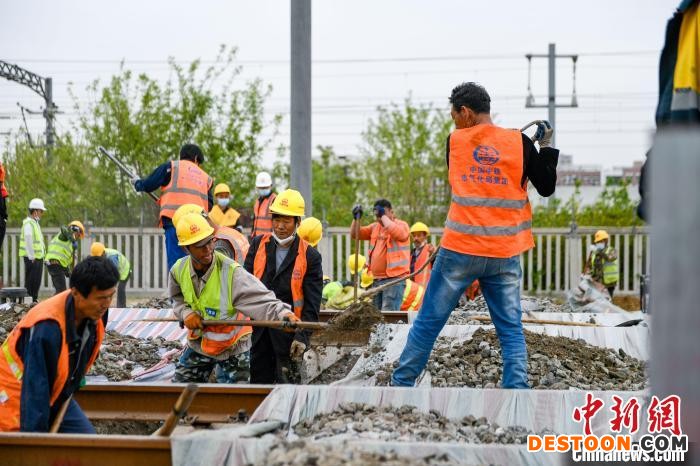 工人正在京唐城际铁路唐山站改造工程进行施工。 赵亮 摄