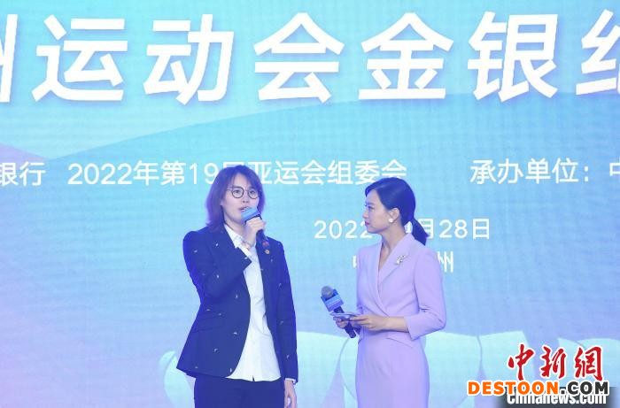 图为：游泳世界冠军傅园慧在发行仪式上表达对家乡办杭州亚运会的期待。 王刚 摄