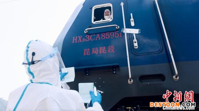 图为民警核对信息。 磨憨边检站供图