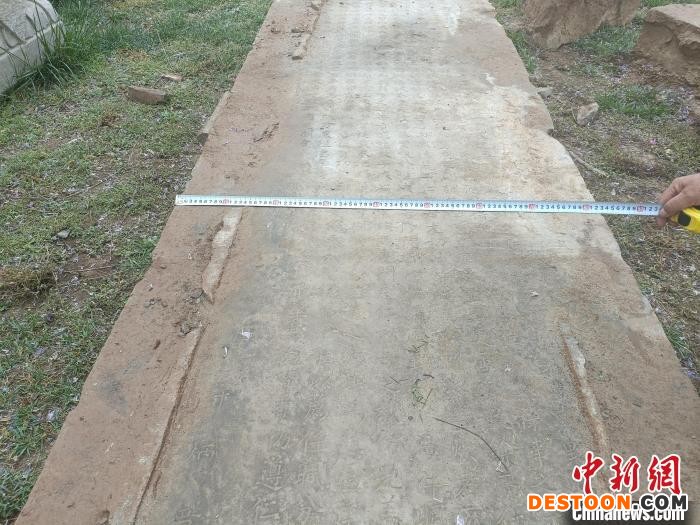 图为工作人员测量墓志铭碑。 杨庆华 摄