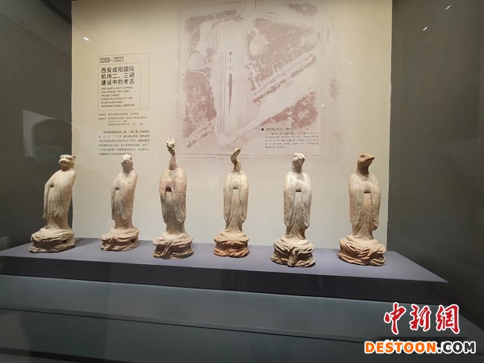  图为展出的文物。阿琳娜 摄 