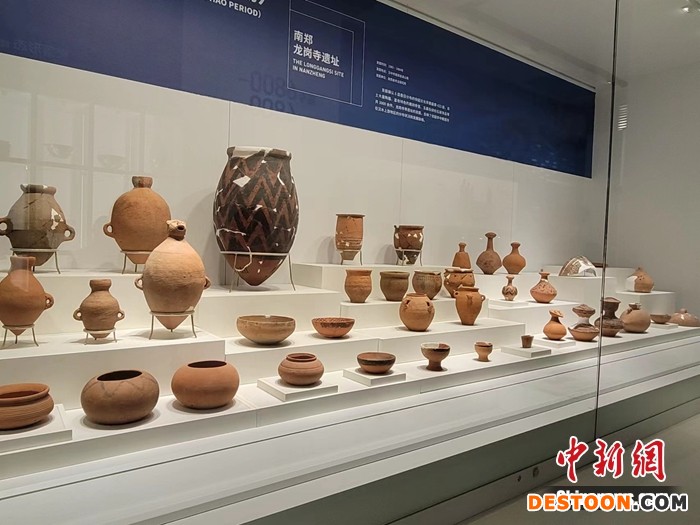  图为展出的文物。阿琳娜 摄 