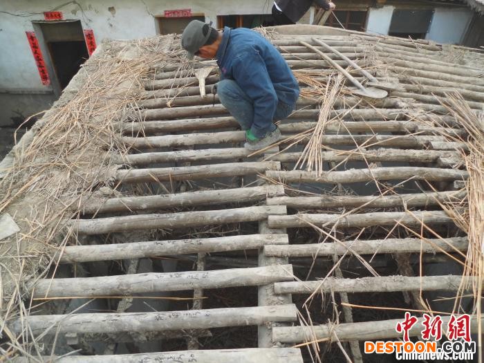 图为工作人员正在对古旧民居进行落架、编号处理。 付国梁 摄