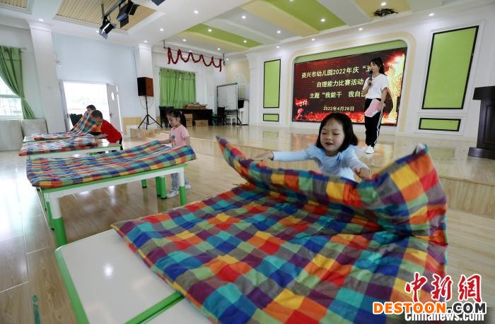 叠被子 李科 摄