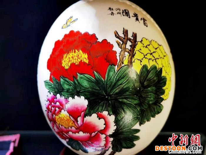 图为蛋雕作品上的牡丹花。 艾庆龙 摄