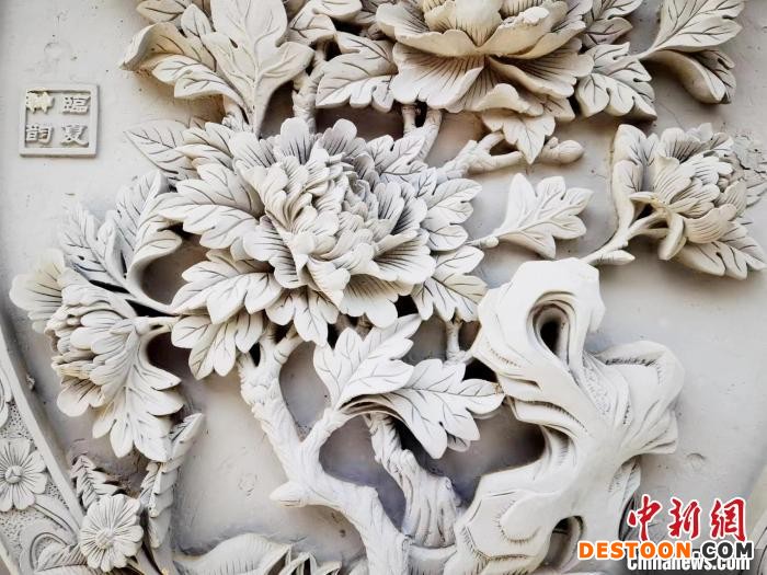 图为砖雕作品上的牡丹花。 艾庆龙 摄