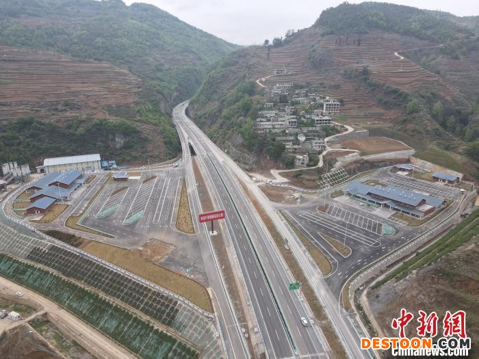航拍镇赫高速公路。 贵州赫镇高速公路建设有限公司供图