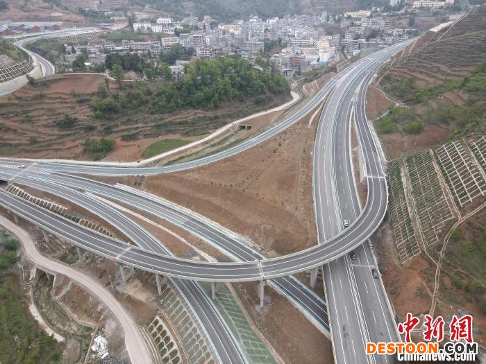 航拍镇赫高速公路。 贵州赫镇高速公路建设有限公司供图