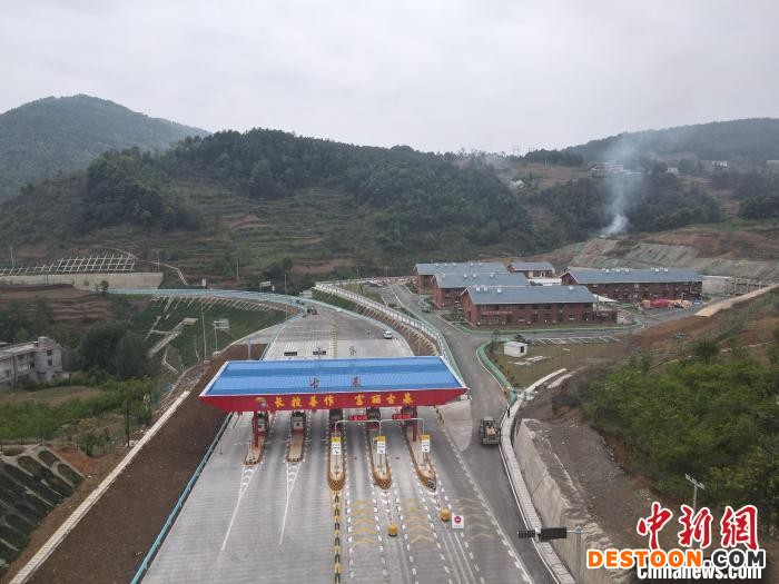 航拍镇赫高速公路。 贵州赫镇高速公路建设有限公司供图