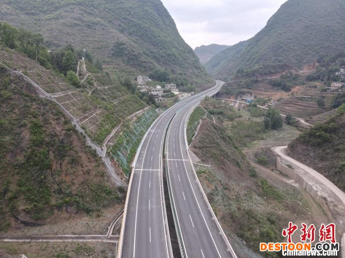 航拍镇赫高速公路。 贵州赫镇高速公路建设有限公司供图