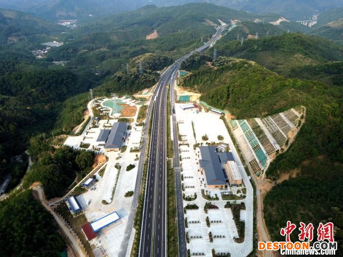 图为南靖土楼服务区。 陈海林 摄