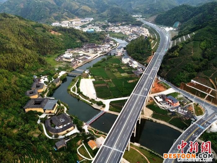 图为田中赋大桥。 陈海林 摄