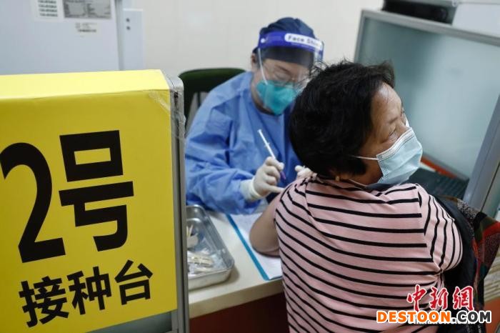 4月21日，在上海市奉贤区南桥镇社区卫生服务中心，老年居民在接种新冠疫苗。 中新社记者 殷立勤 摄 